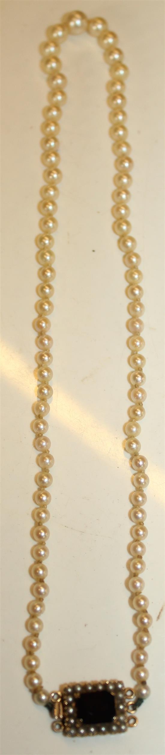 Single row of cultured pearl necklace with garnet and pearl clasp(-)